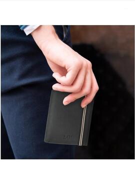 Cartera LOIS chico vertical negra cierre goma