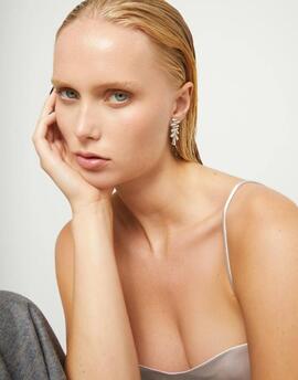 Pendiente UNO DE 50 alargados con forma irregular.