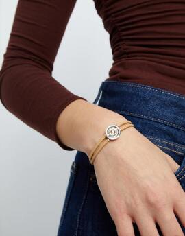 Pulsera UNO DE 50 cuero camel doble piedra nacimiento ojo