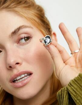 Anillo UNO DE 50 cristal negro facetado ovalado