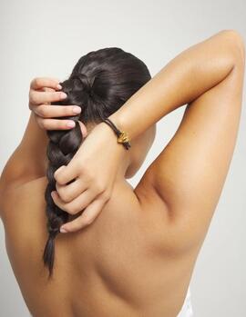 Pulsera UNO DE 50 hilo elástico marrón con corazón