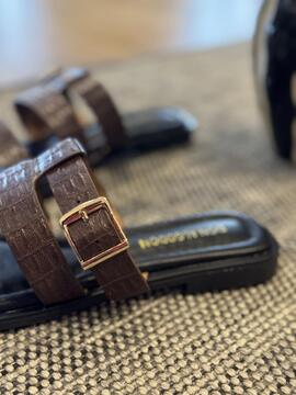 Sandalia DON ALGODON tiras marrones efecto cocodrilo