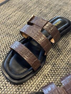 Sandalia DON ALGODON tiras marrones efecto cocodrilo